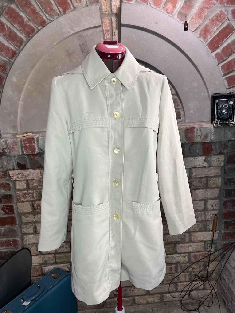 Trench coat short button off hood